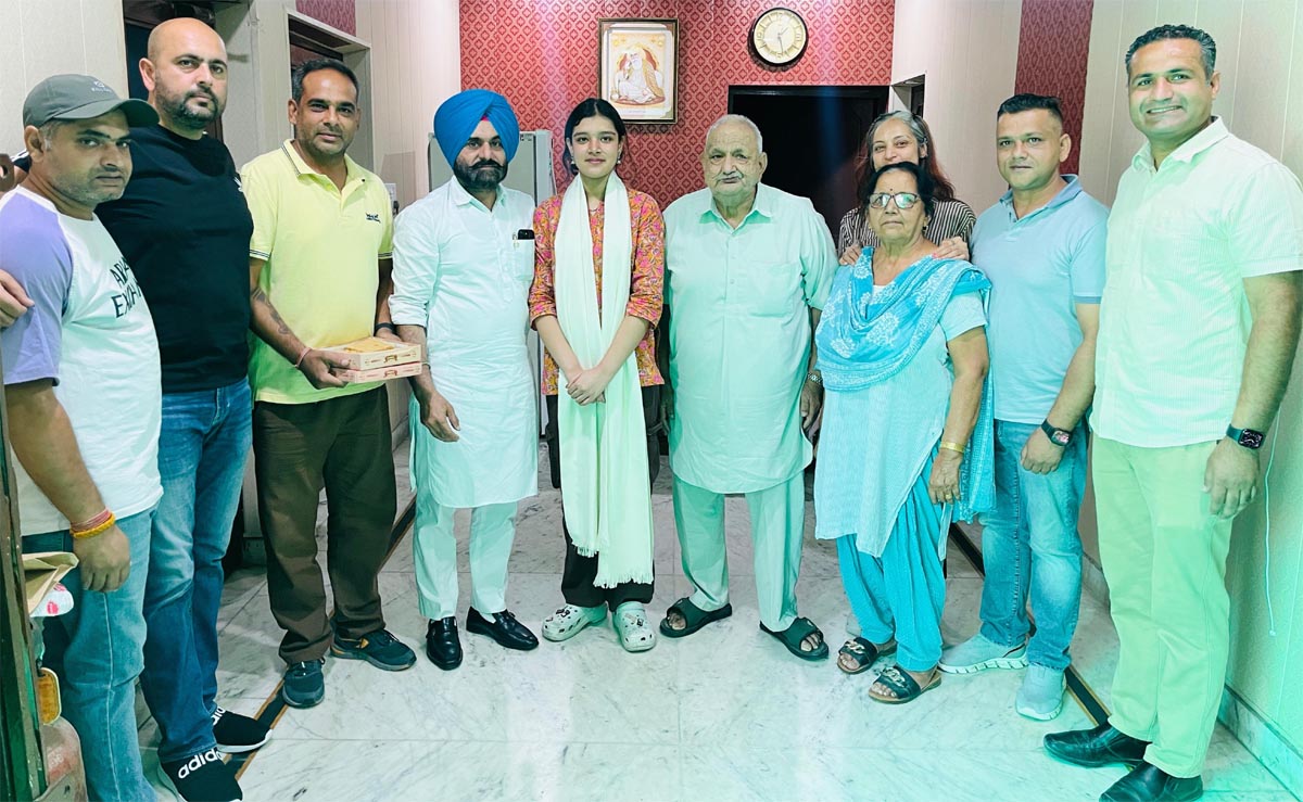 चार्मी ने सीबीएसई 12वीं कक्षा के परिणाम में (मानविकी स्ट्रीम) से 98.04 प्रतिशत अंक प्राप्त किए